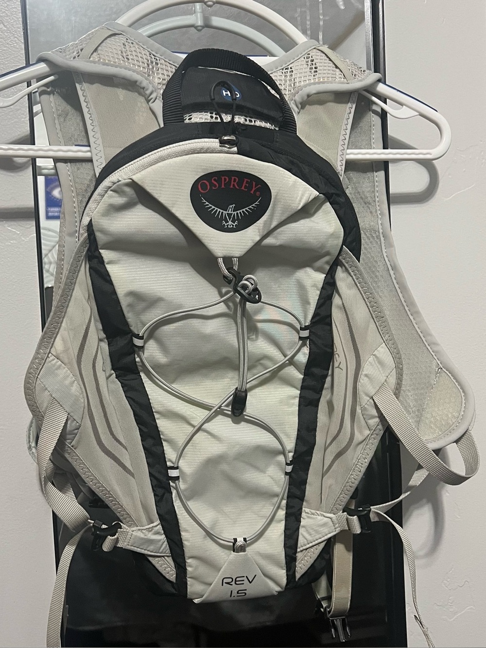 OSPREY Rev 1.5 Hydration Pack — Light Gray & Black